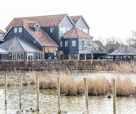 Oyster Fleet Hotel Canvey Island Exterior foto